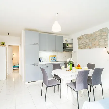 Family Friendly House With A Parking Space Mokosica, Dubrovnik - 19154 Feriehus