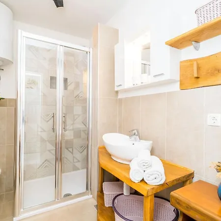 Family Friendly House With A Parking Space Mokosica, Dubrovnik - 19154 Feriehus